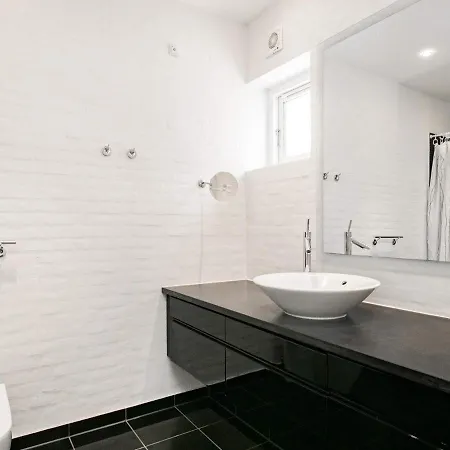 Apartment Xvi *